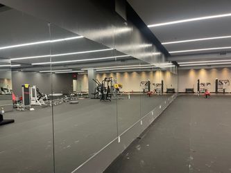 Quarter-Inch Thick Gym Mirrors for Maximum Clarity