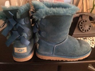 Uggs kids Bailey bow and north face size 7/8 small