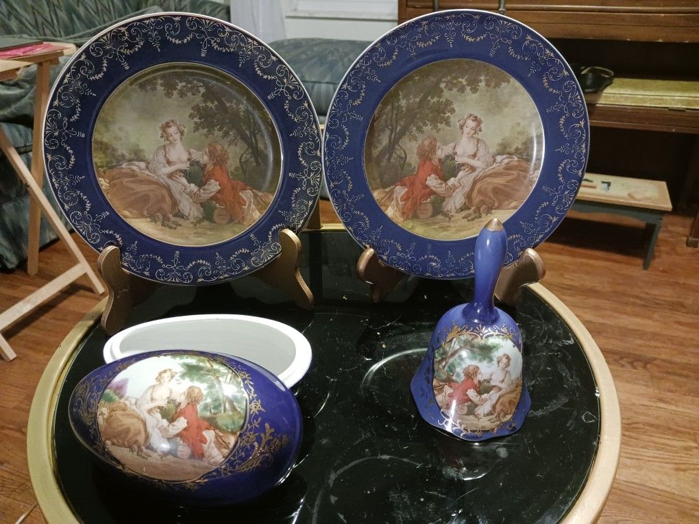  4 really  NEAT LOOKING VINTAGE  VICTORIAN  PIECES  GREAT CONDITION 