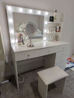 Moving Sale – White Vanity Table with Lighted Mirror - $120