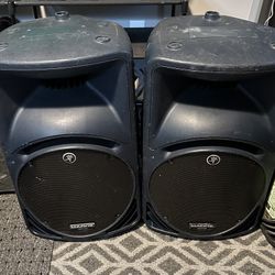 2 Mackie SRM 450 Active Speakers