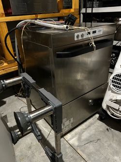 Industrial dishwasher