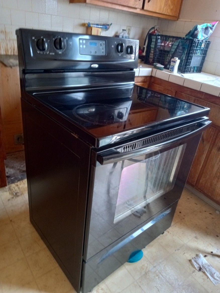 Whirlpool Free Standing Electric Smooth Top. Blk.