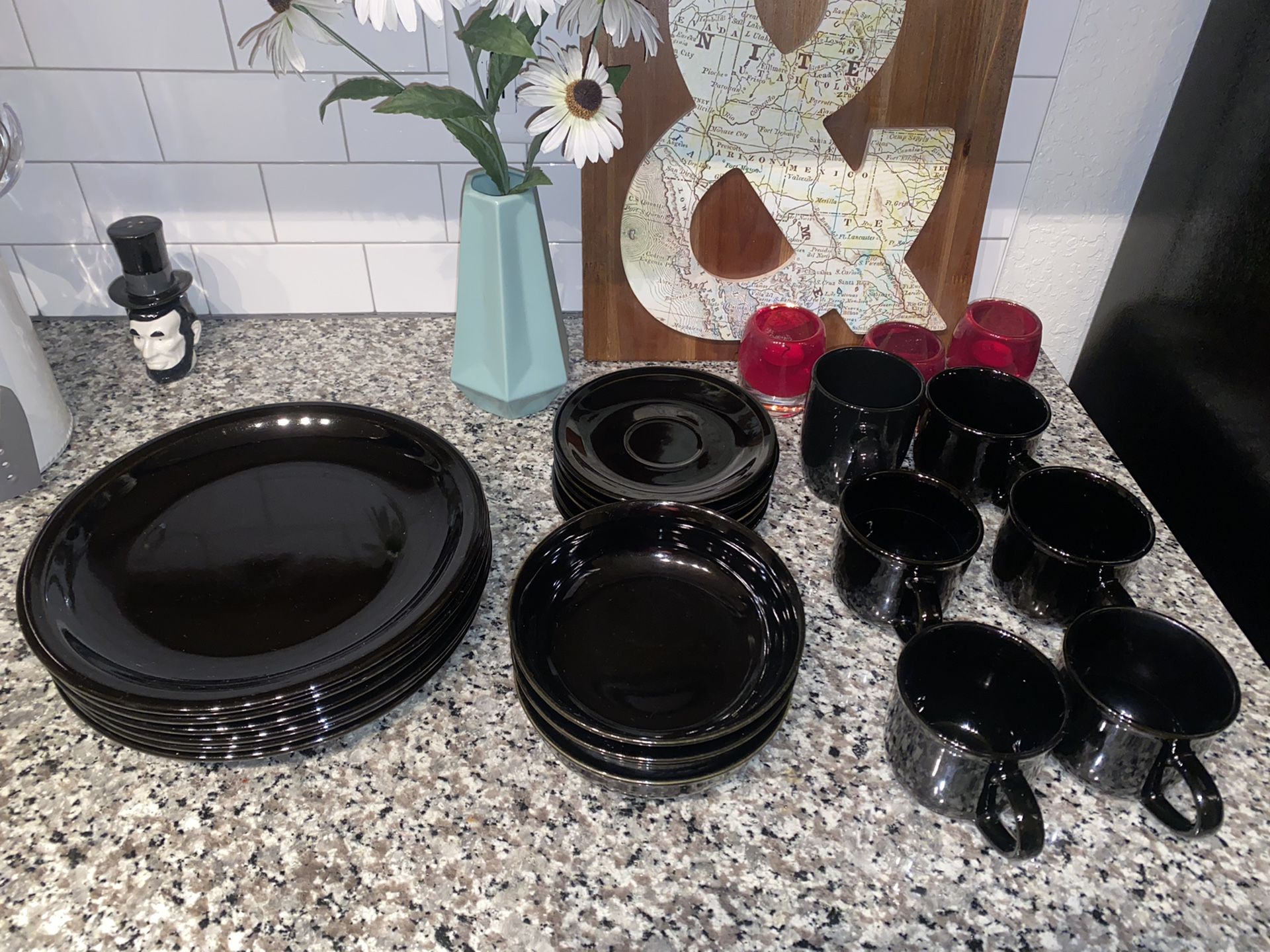 Black plates/dishes