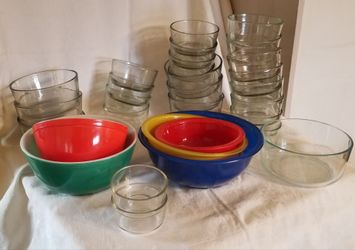 Box of Pyrex/Anchor Hocking glass dishes