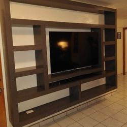 Centro de entretenimiento moderno para TV grande