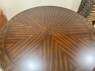 Very nice round table with bench seat