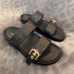 LV Sandals/Slides ⭐️