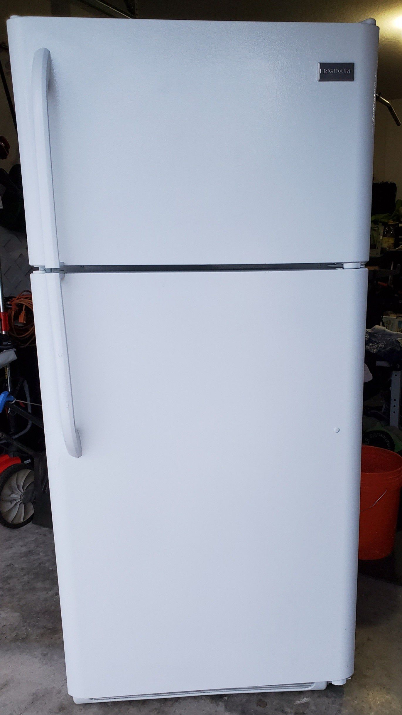 Frigidaire - Refrigerator with icemaker