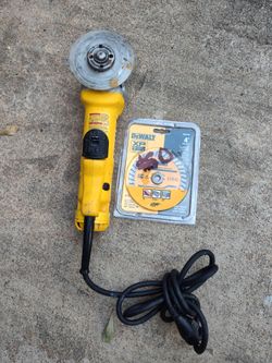 DeWalt Grinder DWE 402 With new blade.