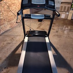 NORDICTRACK ELITE 5700 COMMERCIAL TREADMILL ( LIKE NEW & DELIVERY AVAILABLE TODAY)