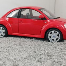 Maisto Special Edition 1:18 Scale  Volkswagen New Beetle Die-Cast Car 