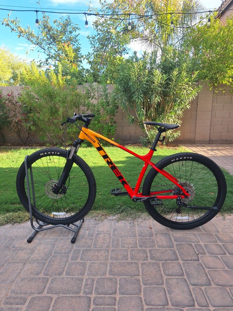 TREK MARLIN 7 MOUNTAIN BIKE 29 ER 1 X 10 SPEED PRELOAD ROCKSHOX JUDY LOCKOUT FRONT SUSPENSION ( BRAND NEW) CHECK MY OTHER BIKES 