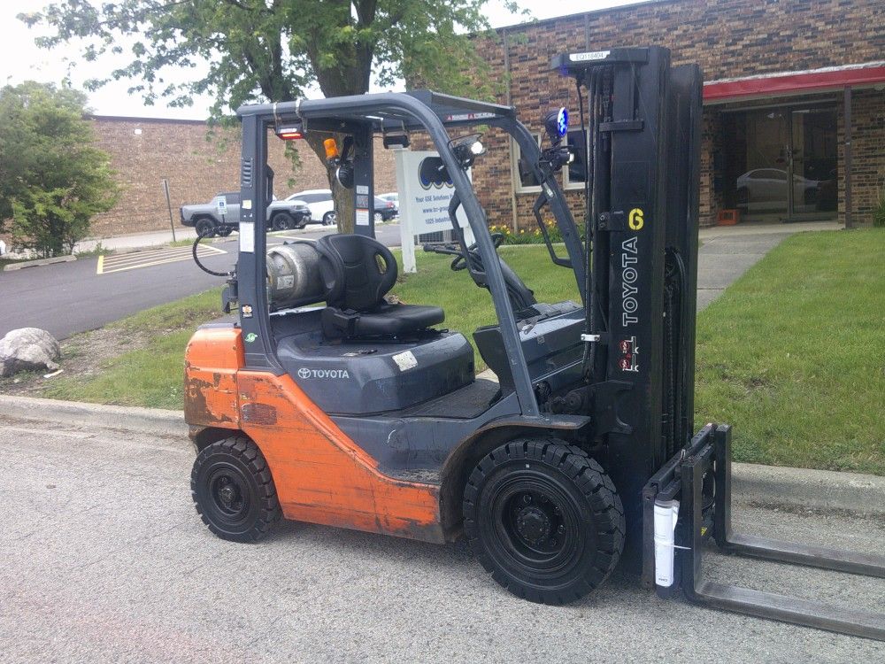 Pneumatic Toyota 5K LB. Capacity Low Hour Forklift 