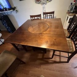 A Dining table with a 360 moveable middle centerpiece 