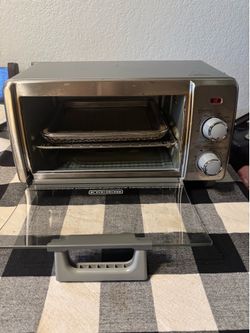 BLACK+DECKER Crisp 'N Bake Air Fry Countertop Convection Toaster Oven, Medium Capacity, 4-Slice, 5-in-1, Fits 9" Pizza, 30-Min Timer, Bake, Broil, Air