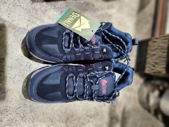 NEW HIKING BOOTS. (SIZE 8)