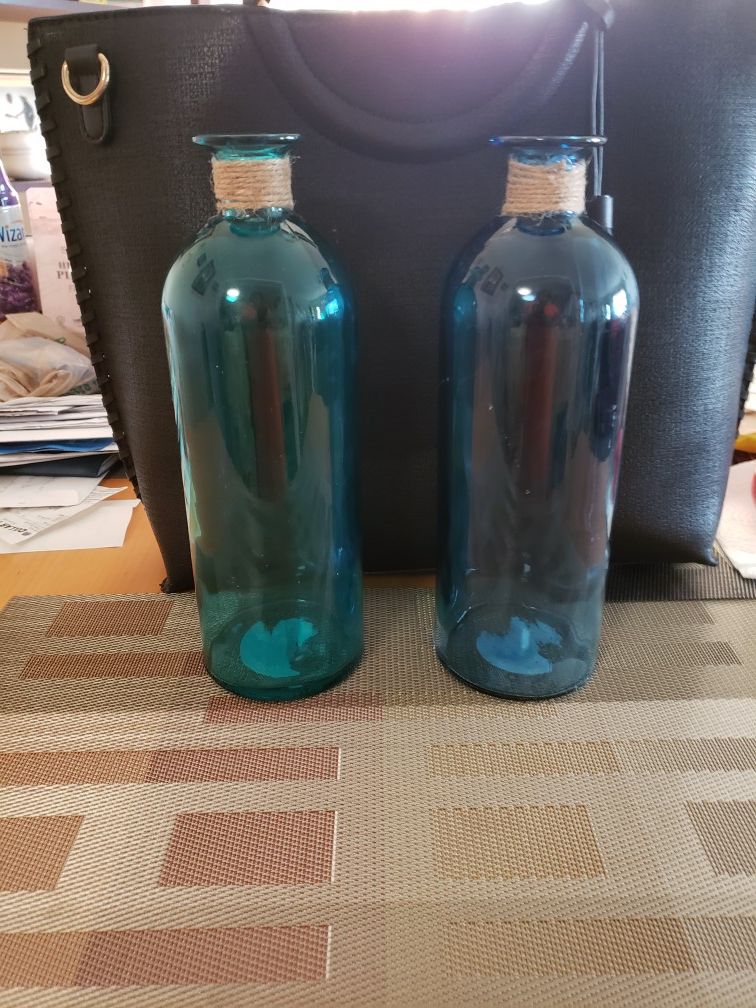 2 glass vases