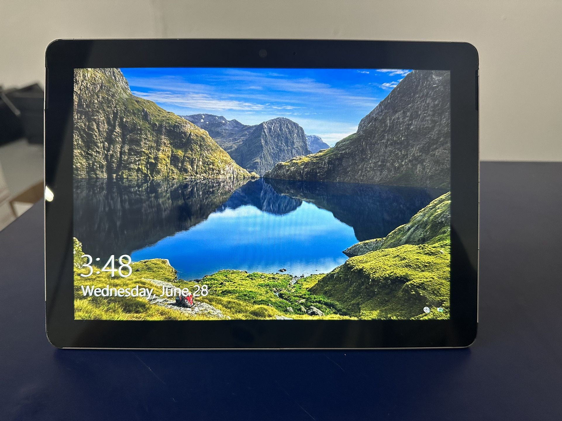 Microsoft Surface Go 1824 10" Tablet Intel 4415Y/8GB/128GB, Win10 w/broken stand