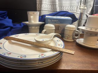 Table Setting For 4 Dinner Plates, Cups And Saucers