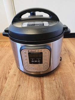 Instant pot 6 quart electric Pressure cooker like New