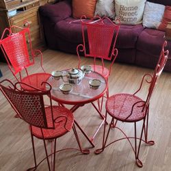 Esclusive Metal Chairs And Table