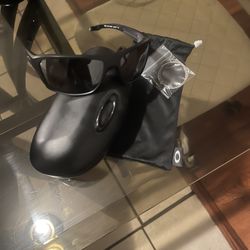 BRAND NEW OAKLEY SHADES 