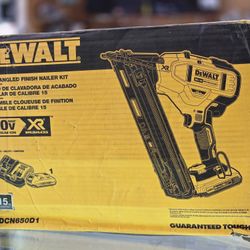 DeWALT 20V Max Finish Nailer Kit Angled 15GA Battery Charger & Bag DCN650D1