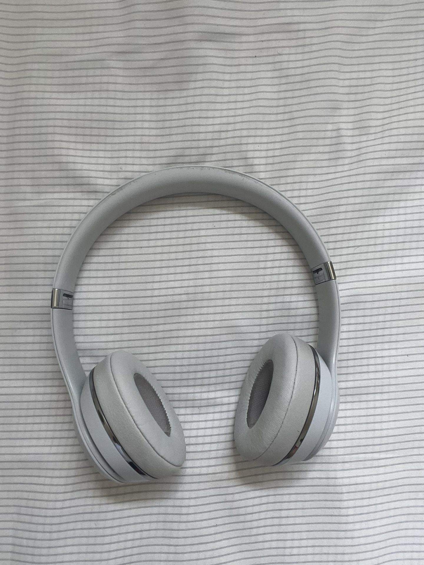 White And Silver Beats Solo 3 (Offer Me)