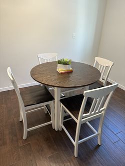 Round Farmhouse Table & 4 Chairs – 42”