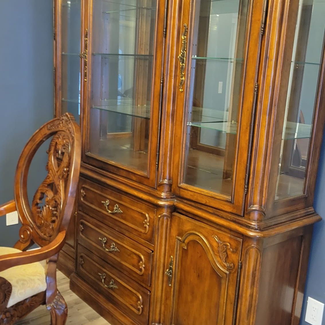 Dining Room Table/Chairs/Hutch