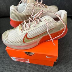 New Nike zoom vapor 11 HC tennis shoes size 8 asking $100 thanks   2 pair nike tennis shoes black ones size 9 / other size 7y new asking $50 each 