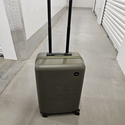 Monos 23 In Carry-On Spinner Green Olive