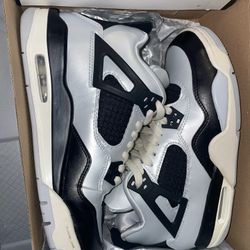 Jordan 4 Retro Platinum Gold