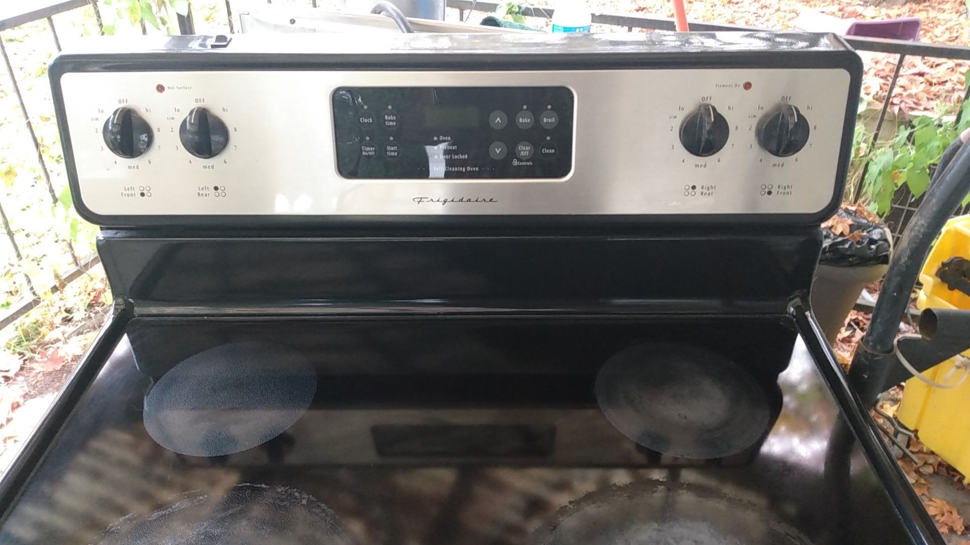 Frigidaire Glass Top Stove Black and Stainless Steel for Sale in Kent, WA OfferUp