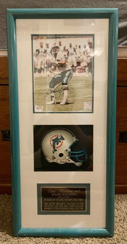 Dan Marino #13 signed picture (Framed)