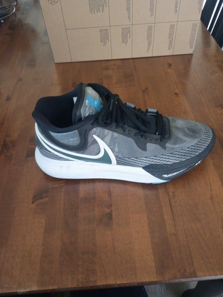 Nikes Kyrie 8 11.5