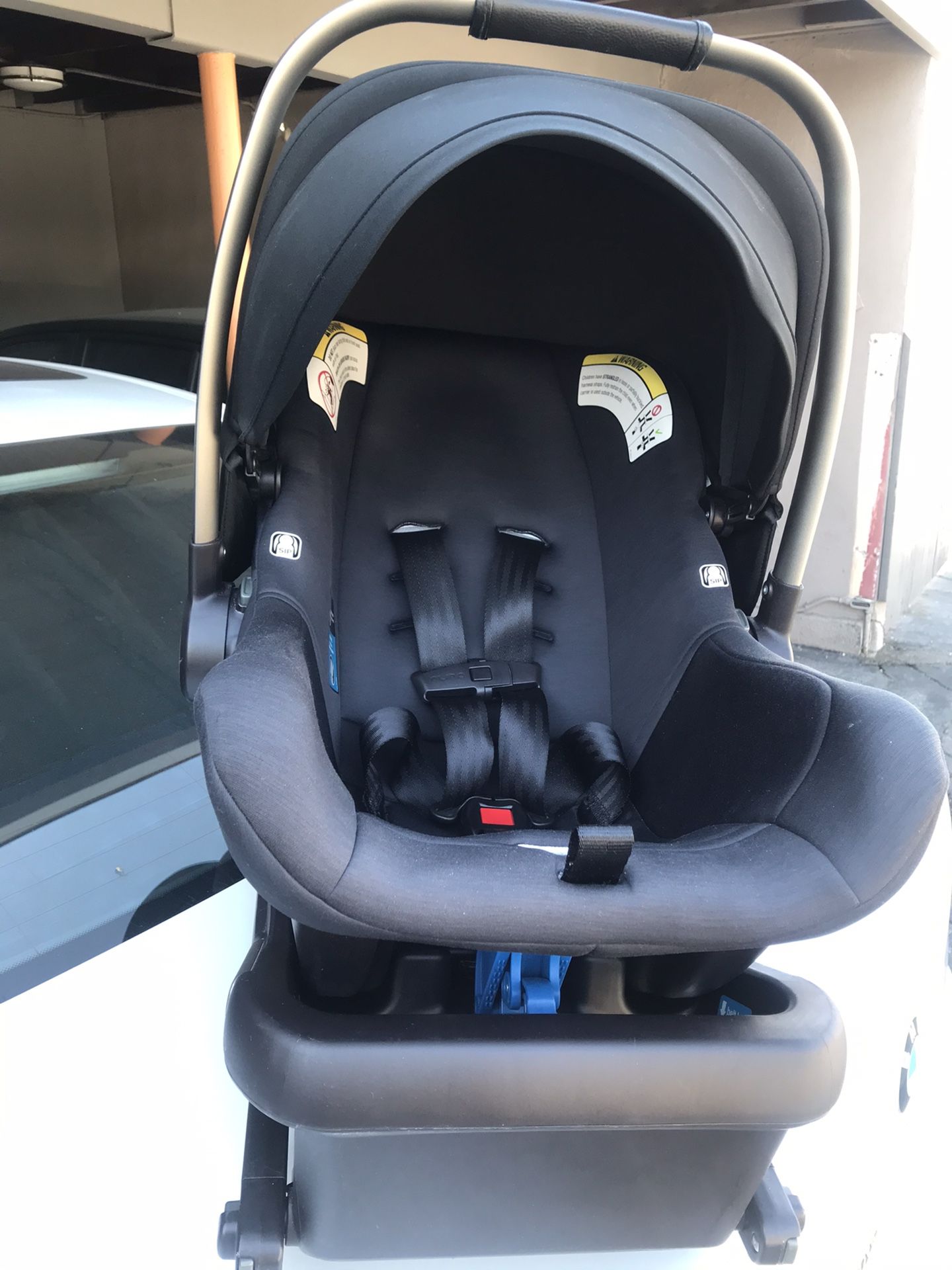 Upper baby Nuna PIPA LITE LX Black Color Car Seat + Car Seat Base ( world lightest car seat 5.7 lbs )