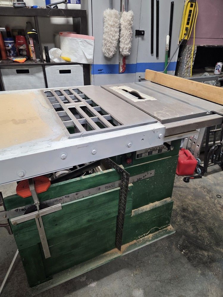 Grizzly Table Saw With Extensions On Both Sides