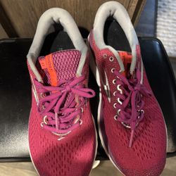 Brooks Sneakers Hot Pink