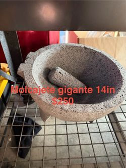 Molcajete gigante de piedra volcánica
