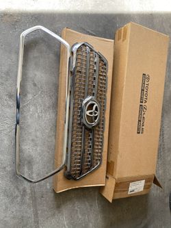 2016-2022 Tacoma parts. oem rear tail gate cover Oem front lower valance deflector Oem front grill with inner insert I'll let everything go for $340 o