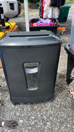 Officemax Paper Shredder / Cross-Cut Document Shredder with Wastebasket