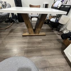 Beautiful 2 Top Table PUT TOGETHER 