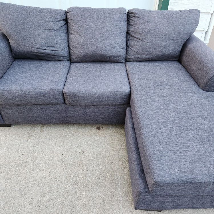 *FREE DELIVERY* Like New Sectional Couch W/ Reversible Chaise 