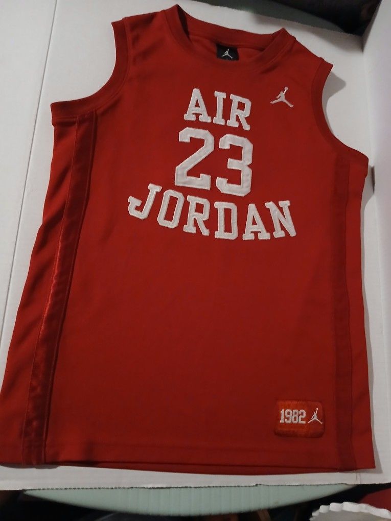 Air Jordan Basketball Jersey Boys Size Large. Great Conditio 