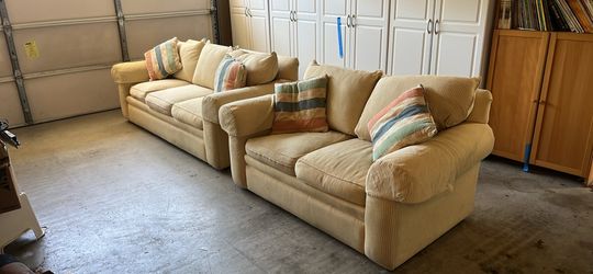 America Made High End Thomasville Sofa and Love Seat. Original Owner. Very comfortable and cozy.