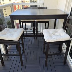 Bar Table And  4 Bar Stools 