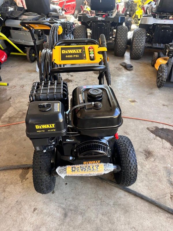 DEWALT4400 PSI 4.0 GPM Cold Water Gas Pressure Washer