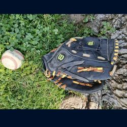 Wilaon Youth BASEBALL GLOVE  SEE MY PAGE I SEE BASEBALL EQUIPMENT FOR SALE  "CHEAP " 